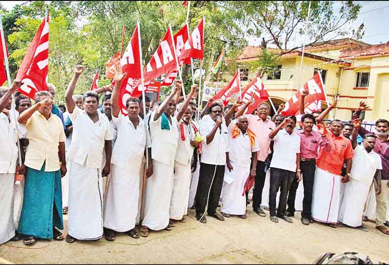 கொள்முதல் பணியாளர்களுக்கு குறைந்தபட்ச மாத ஊதியம் வழங்கக்கோரி ஏ.ஐ.டி.யூ.சி. தொழிலாளர் சங்கத்தினர் ஆர்ப்பாட்டம்