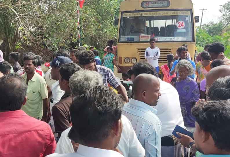 மயிலம் அருகே தடையின்றி குடிநீா் கேட்டு பஸ்சை சிறை பிடித்து பொதுமக்கள் போராட்டம்