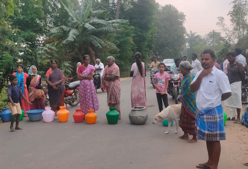 மூங்கில்துறைப்பட்டு அருகே குடிநீர் வழங்காததை கண்டித்து கிராம மக்கள் சாலை மறியல்