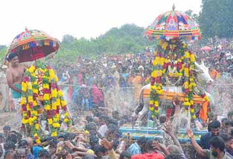 நயினார் கோவில் அருகே வைகை ஆற்றங்கரையில் தைப்பூச தீர்த்தவாரி பெருவிழா நடைபெற்ற போது எடுத்த படம்.