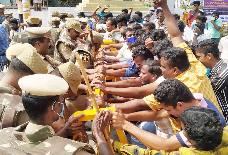 பெரம்பலூாில் போராட்டக்காரர்களை தடுப்பது குறித்த போலீசாா் ஒத்திகை