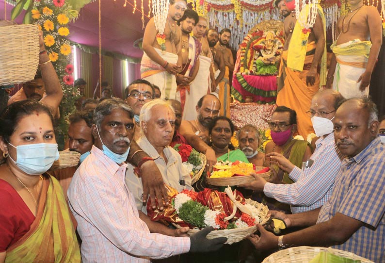 ஸ்ரீரங்கம் ரெங்கநாதர் கோவில் சார்பில் சமயபுரம் மாரியம்மனுக்கு சீர்வரிசை