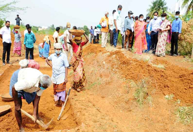 வல்லணி கிராமத்தில் கண்மாய் சீரமைக்கும் பணியை மத்திய அரசு இணை செயலாளர் தீனாேஜாகிரி பார்வையிட்ட போது எடுத்த படம்