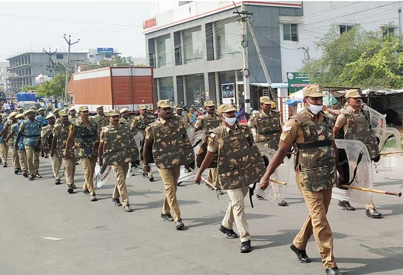 பெரம்பலூாில் போலீசாரின் கொடி அணிவகுப்பு ஊர்வலம்