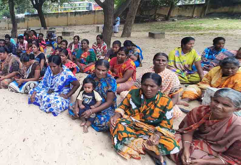 ராமேசுவரம் தாலுகா அலுவலகம் முன்பு  மீனவர்களின் குடும்பத்தினர் போராட்டம் நடத்திய காட்சி.