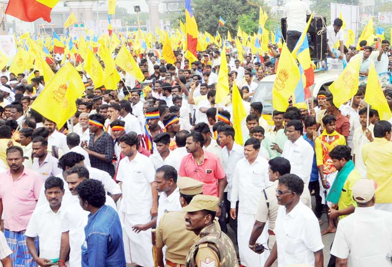 பெரம்பலூர் கலெக்டர் அலுவலகத்தில் பா.ம.க.வினர் மனு அளிக்கும் போராட்டம்