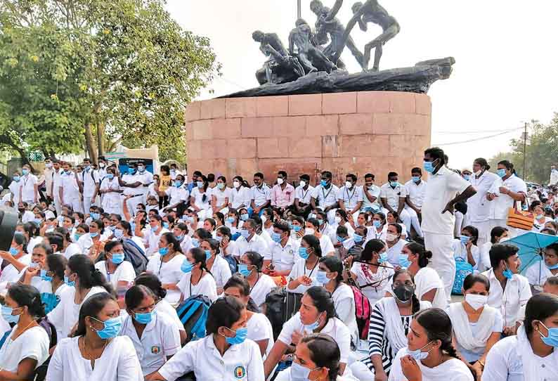 பணி நிரந்தரம் கோரி சென்னையில் நர்சுகள் தொடர் போராட்டம்