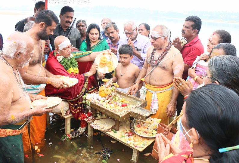 வராகி அம்மனுக்கு காவிரி ஆற்றில் சிறப்பு அபிஷேகம்