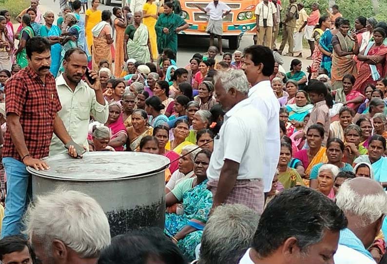 கல்லகம் கிராமத்தில் சுரங்கப்பாதை அமைக்கக்கோரி பொதுமக்கள் மறியல்