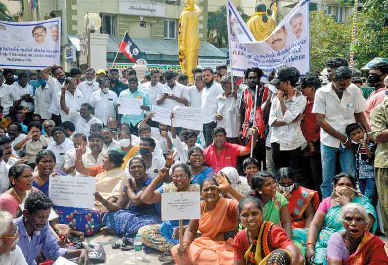 மாவட்ட செயலாளரை மாற்றக்கோரி அ.தி.மு.க. தலைமை அலுவலகம் முற்றுகை