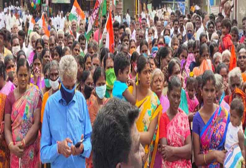 தேவகோட்டையில் சாலையை சீரமைக்கக்கோரி பேரணியாக புறப்பட்ட பெண்கள், காங்கிரஸ் கட்சியினரை படத்தில் காணலாம்.