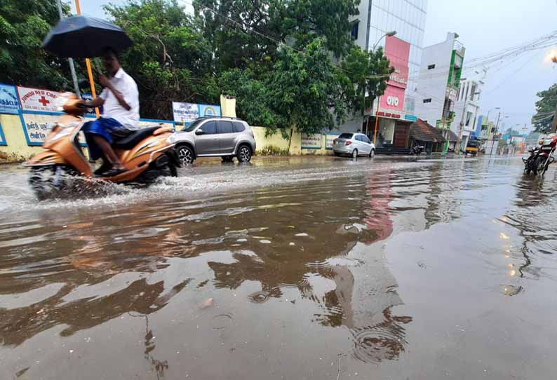 ராமேசுவரத்தில் சாலையில் மழைநீர்  பெருக்கெடுத்து ஓடிய காட்சி.