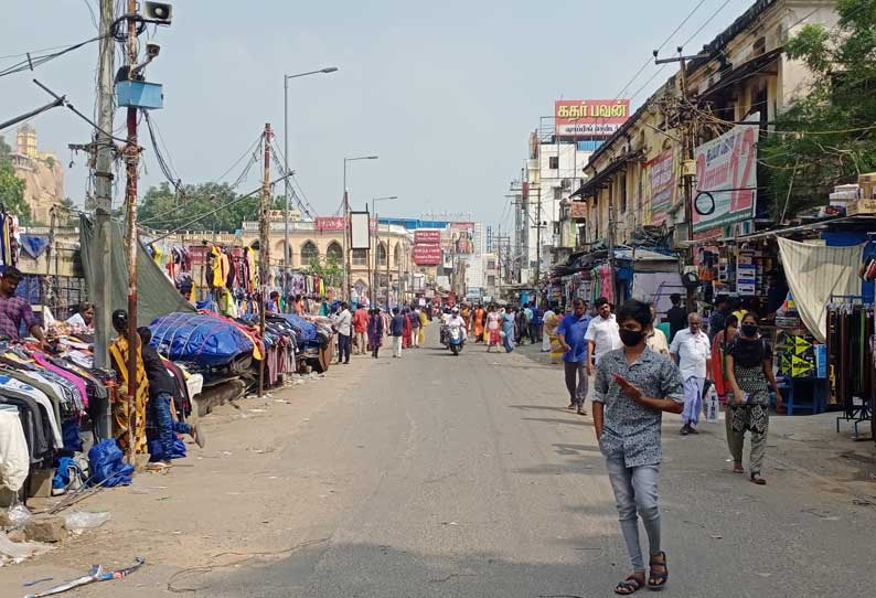 திருச்சி தெப்பகுளம் அருகே என்.எஸ்.பி. சாலையில் கடைகளுக்கு முன்பு இருந்த ஆக்கிரமிப்புகள் அகற்றப்பட்டதால் சாலை வ