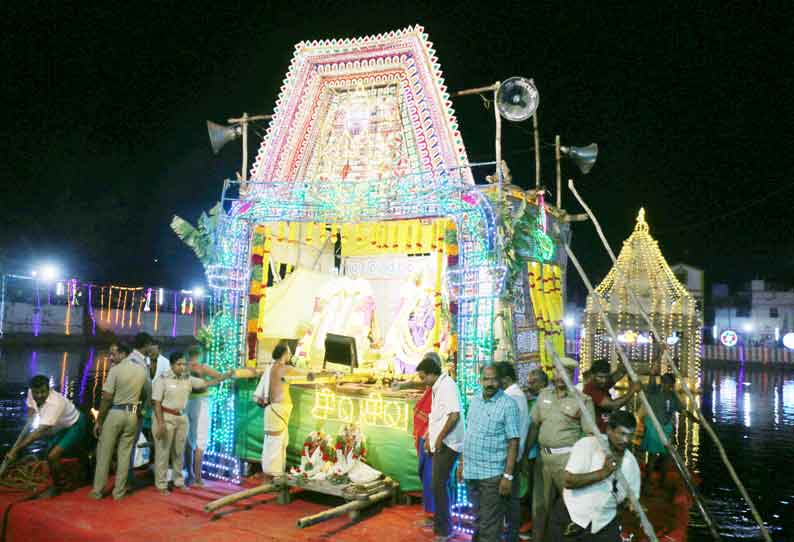 நெல்லையப்பர் கோவில் தெப்ப திருவிழா- திரளான பக்தர்கள் கலந்துகொண்டனர்