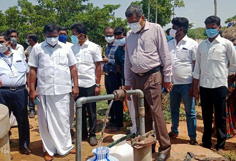 முதல்- அமைச்சர் மு.க.ஸ்டாலின் உத்தரவின் பேரில் அடப்புக்காடு கிராமத்தில் கலெக்டர் கார்மேகம் திடீர் ஆய்வு அடிப்படை வசதிகள் செய்து தருவதாக உறுதி