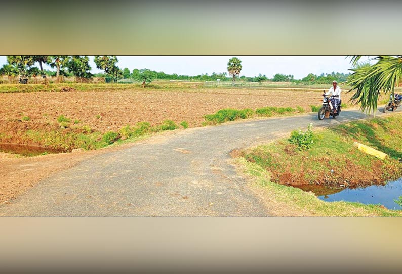 கீழ உச்சுவாடி சாலையில் பாசன வாய்க்கால் குறுக்கே பாலம் கட்டித்தர வேண்டும் பொதுமக்கள் கோரிக்கை