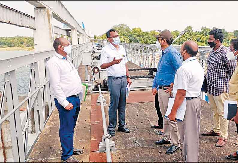 பூண்டி ஏரியை மாவட்ட கலெக்டர் பார்வையிட்டார் மதகுகளின் உறுதித்தன்மை குறித்து ஆய்வு