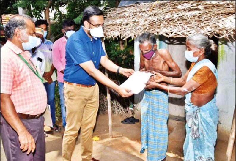 திருக்குவளை பகுதியில் முதியவர்கள் 3 பேருக்கு உதவித்தொகை பெறுவதற்கான ஆணை வீடுகளுக்கு நேரடியாக சென்று கலெக்டர் வழங்கினார்