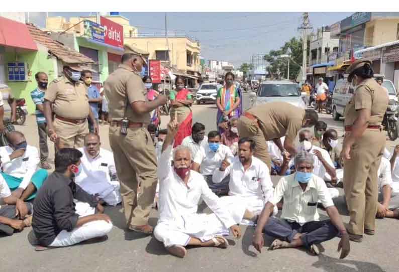 மங்கலம்  அரசு ஆரம்ப சுகாதார நிலையத்தில் தடுப்பூசி போடுவதில் முறைகேடு நடப்பதாக கூறி, அனைத்து கட்சி சார்பில் சாலை மறியல்