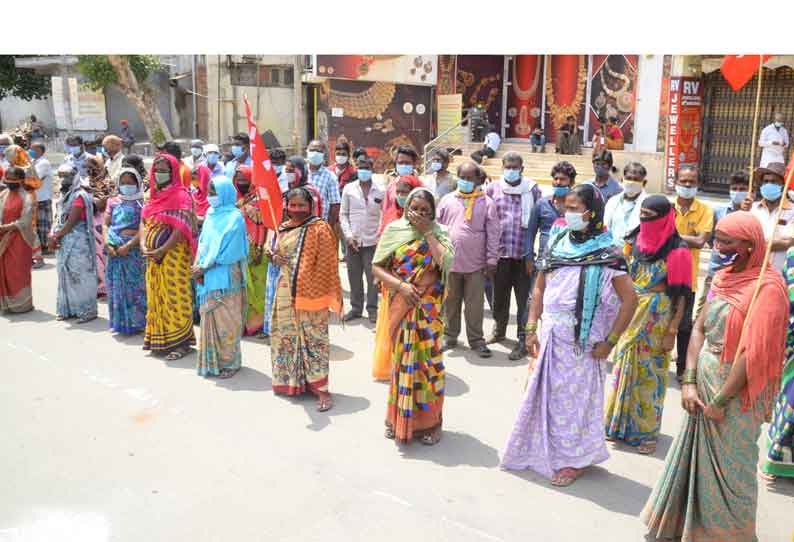 திருப்பூர் மாநகராட்சி அலுவலகம் முன் துப்புரவு தொழிலாளர்கள் காத்திருப்பு போராட்டத்தில் ஈடுபட்டனர்.