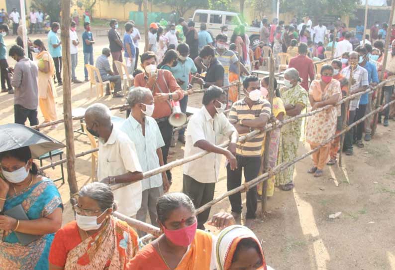 மாவட்டத்தில் 3 நாட்களுக்கு பிறகு மீண்டும் தொடக்கம்: கொரோனா தடுப்பூசி செலுத்த  அதிகாலையிலேயே திரண்ட பொதுமக்கள்