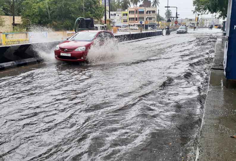 காங்கேயத்தில் நேற்று ஒரு மணி நேரம் பலத்த மழை பெய்தது