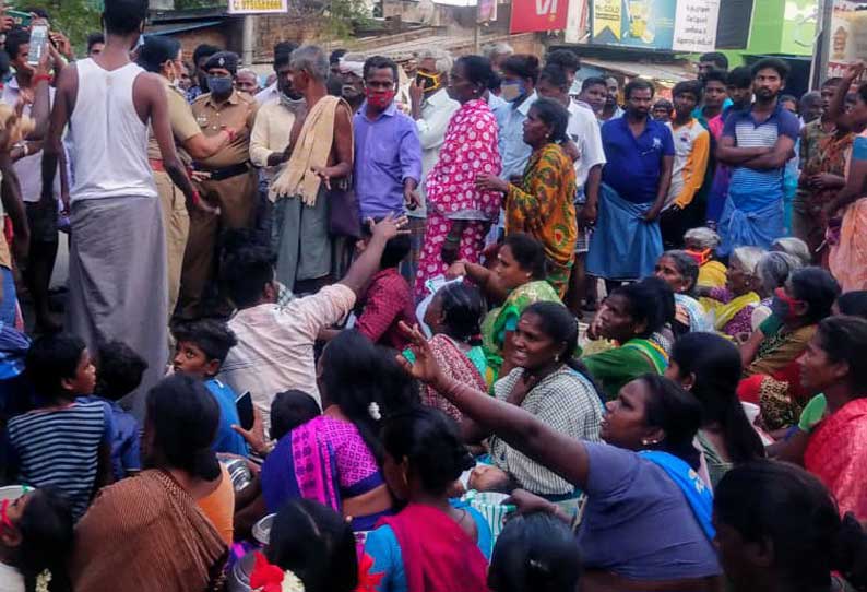 திட்டக்குடி அருகே குடிநீர் வழங்கக்கோரி காலி குடங்களுடன் பொதுமக்கள் சாலை மறியல்