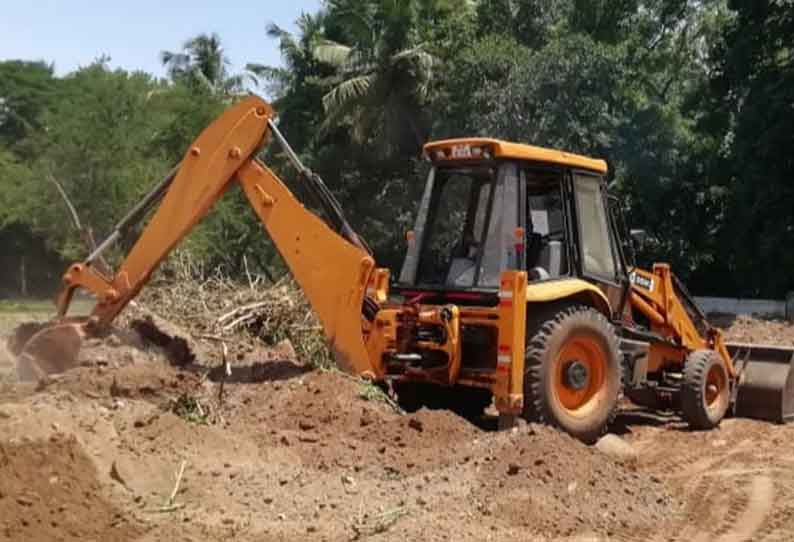 பொள்ளாச்சியில் மீண்டும் செயல்பட மாட்டுச்சந்தையை சுத்தப்படுத்தும் பணி