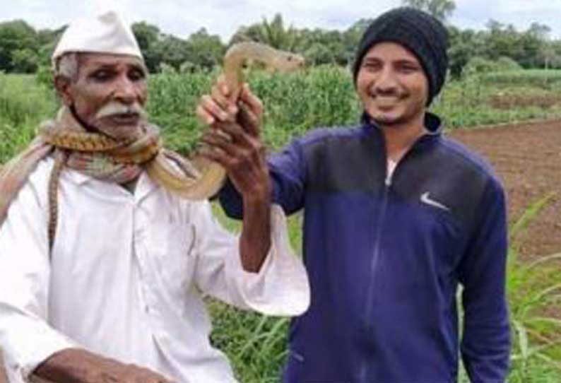 பாம்பை பிடித்து கழுத்தில் சுற்றி கொண்டு சைக்கிளில் ‘ஹாயாக’ வலம் வந்த முதியவர்