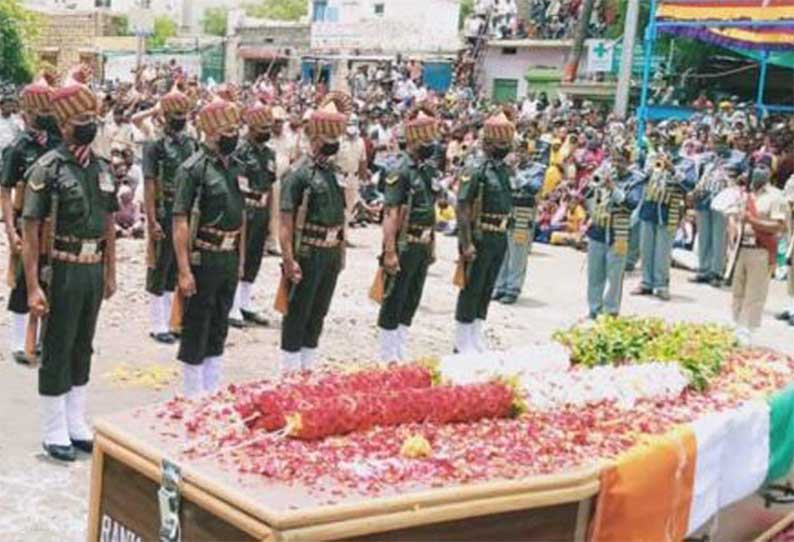 பயங்கரவாதிகளுடன் நடந்த துப்பாக்கி சண்டையில் வீரமரணம்: விஜயாப்புரா ராணுவ வீரர் உடல் சொந்த ஊரில் அடக்கம்