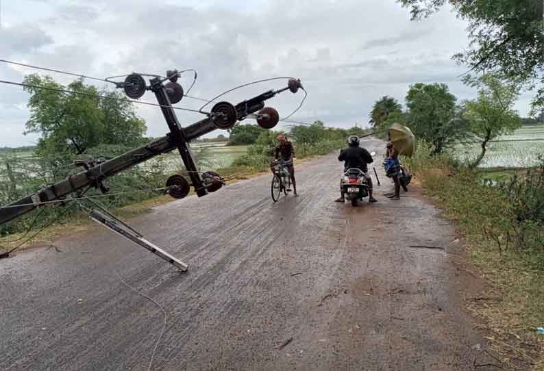 சூறைக்காற்றுடன் பலத்த மழை; மின்கம்பங்கள் சாய்ந்தது