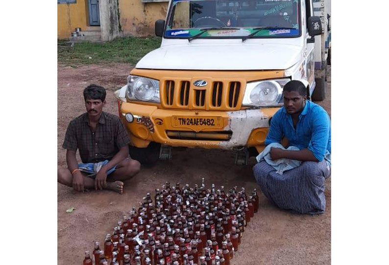 சரக்கு வாகனத்தில் மது கடத்திய 3 பேர் கைது