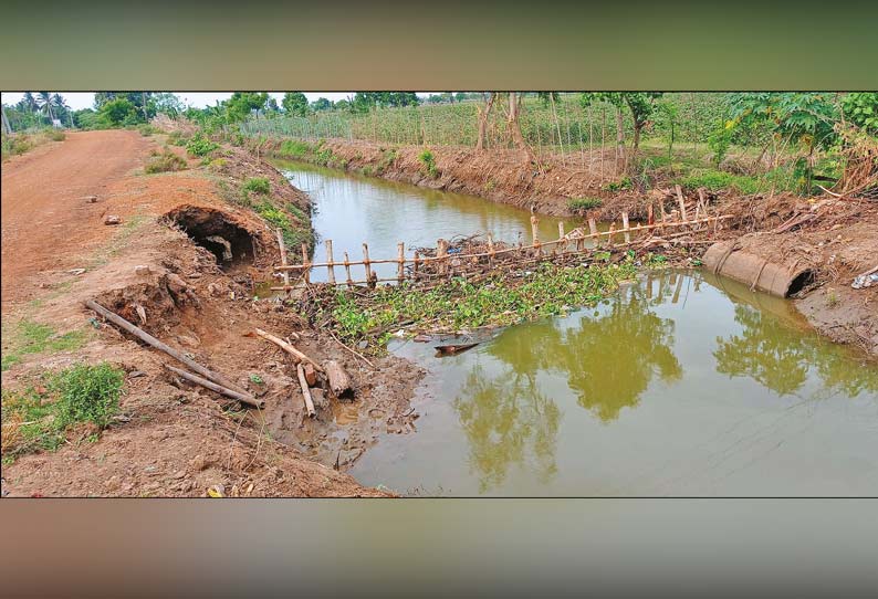 கூத்தாநல்லூர் அருகே வாய்க்கால் கரையில் மண் சரிவை தடுக்க தரைப்பாலம் கட்டப்படுமா? விவசாயிகள் எதிர்பார்ப்பு