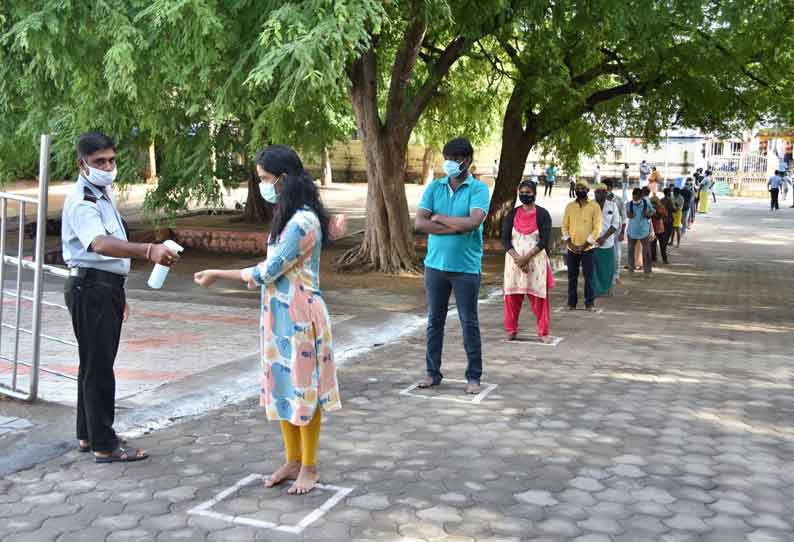 பழனி முருகன் கோவிலில் தரிசனம் செய்ய பக்தர்கள் குவிந்தனர்; மீண்டும் முழங்கிய அரோகரா கோஷம்