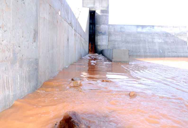 குஜிலியம்பாறை அருகே ஷட்டர் பழுதடைந்ததால் தடுப்பணையில் வீணாகும் தண்ணீர்