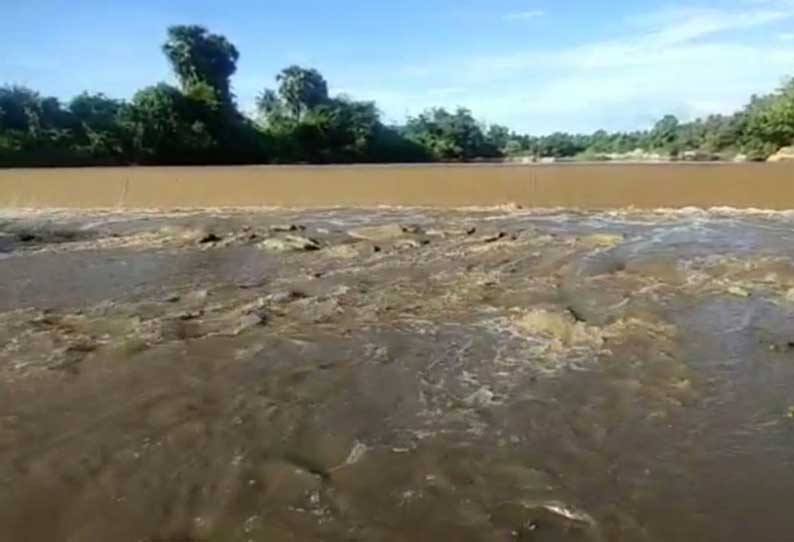 அரூர் பகுதியில் தொடர் மழையால் கல்லாற்றில் வெள்ளப்பெருக்கு தடுப்பணைகளின் உயரத்தை அதிகரிக்க விவசாயிகள் கோரிக்கை