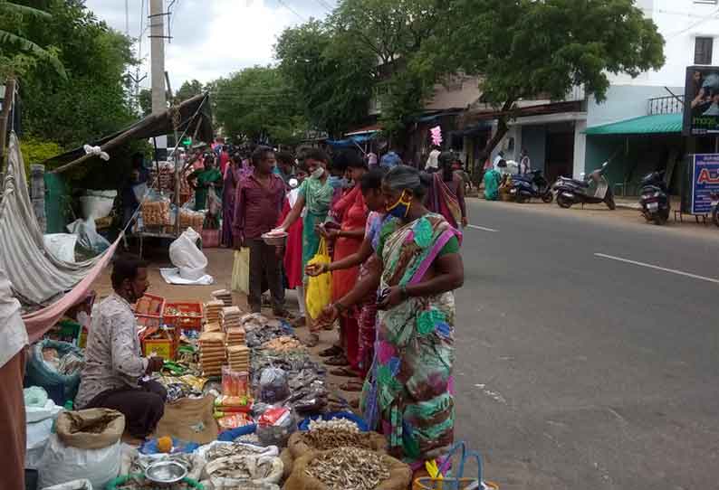 சேவூர் வாரச்சந்தை செயல்படாத நிலையில் கோபி சாலையில் இருபுறமும் வாரச்சந்தை வியாபாரிகள் சாலையோர கடைகள் அமைத்து வியாபாரம் செய்தனர்.