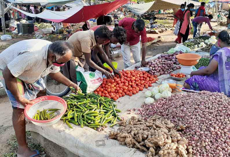 காங்கேயத்தில் வாரச்சந்தை திறக்கப்பட்டதால், பொதுமக்கள், வியாபாரிகள் மகிழ்ச்சி அடைந்தனர்.