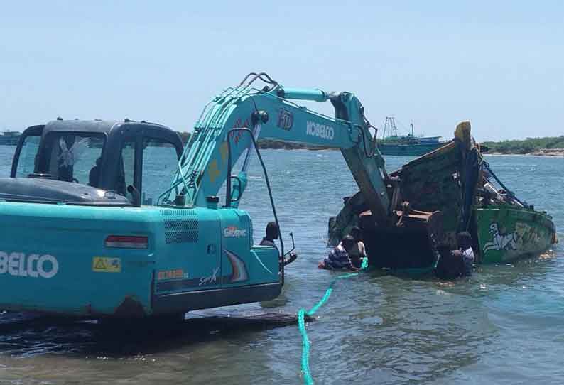 கொள்ளிடம் அருகே கடலில் மூழ்கிய விசைப்படகு உடைந்த நிலையில் மீட்பு