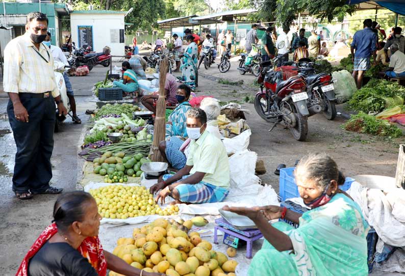 42 நாட்களுக்கு பிறகு உழவர் சந்தைகள் திறப்பு காய்கறி வரத்து குறைந்தது