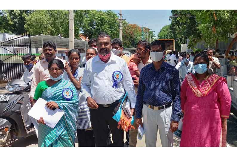 கலெக்டர் அலுவலகத்தை முற்றுகையிட்டு விடுதலை சிறுத்தைகள் கட்சியினர் மனு