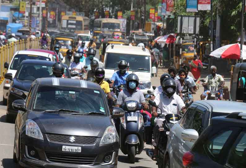 ஊரடங்கு தளர்வுகளால் வாகன போக்குவரத்து அதிகரிப்பு:  நெல்லையில் இயல்பு நிலைக்கு திரும்பிய பொதுமக்கள்