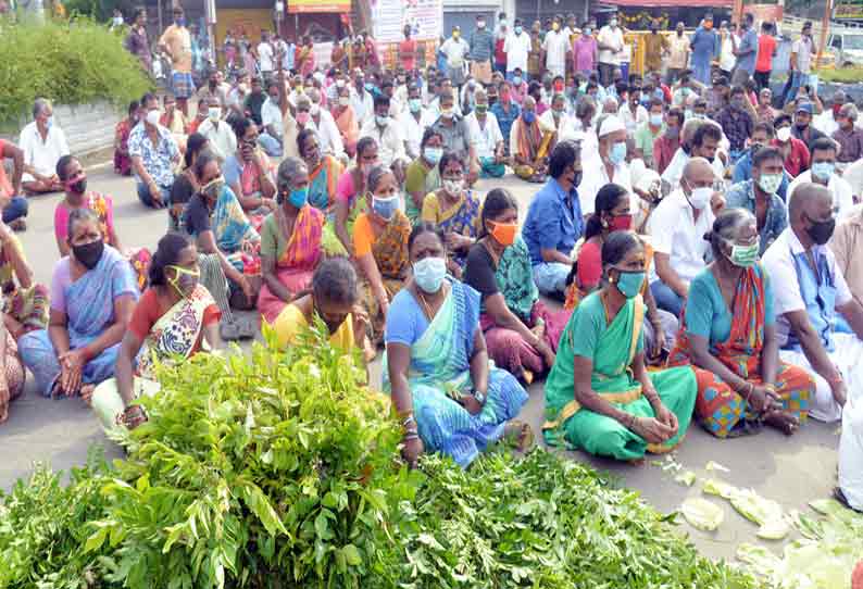 ஈரோட்டில் பரபரப்பு; ரோட்டில் காய்கறிகளை கொட்டி வியாபாரிகள் சாலை மறியல்- மார்க்கெட்டில் கூடுதல் கட்டணம் வசூலித்ததை கண்டித்து போராட்டம்