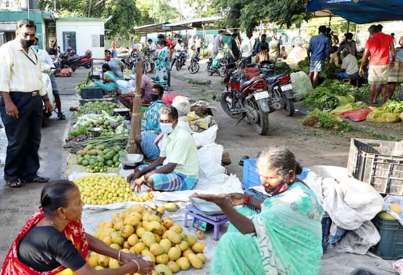 42 நாட்களுக்கு பிறகு உழவர் சந்தைகள் திறப்பு காய்கறி வரத்து குறைந்தது