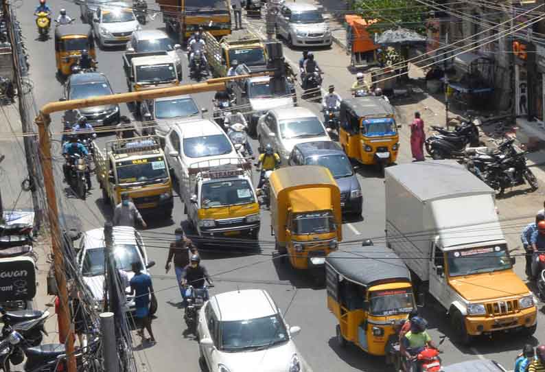 ஊரடங்கு தளர்வு எதிரொலியின் காரணமாக திருப்பூரில் வாகன போக்குவரத்து அதிகரித்து வருகிறது.