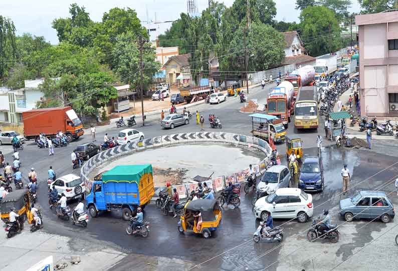 பொள்ளாச்சி நகரில் போக்குவரத்து நெருக்கடியை சமாளிக்க மேம்பால திட்டத்தை செயல்படுத்த வேண்டும்