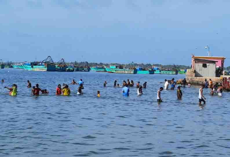 அக்னி தீர்த்த கடலில் புனித நீராடிய பக்தர்கள்