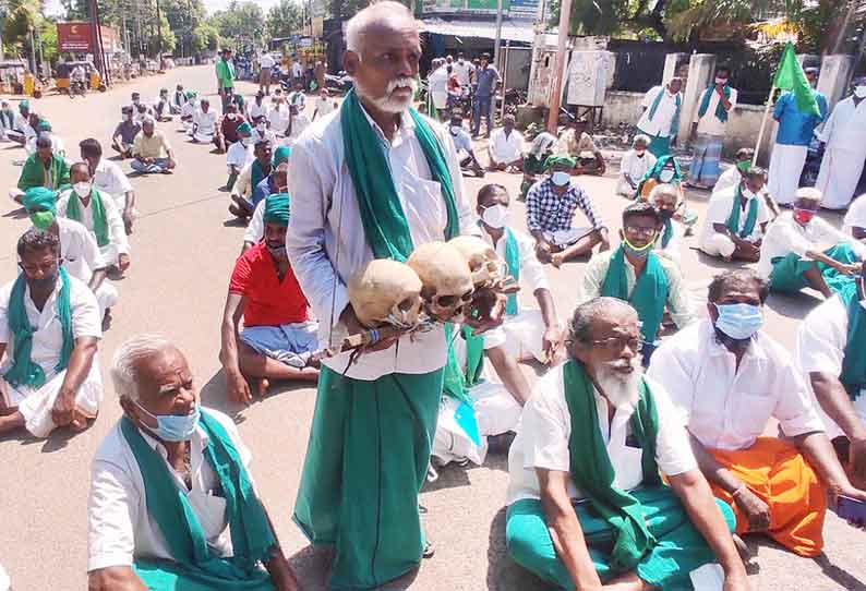 மேகதாது அணை கட்டுவதை எதிர்த்து  திருச்சி கலெக்டர் அலுவலகம் முன் மண்டை ஓடுகளுடன் விவசாயிகள் மறியல்