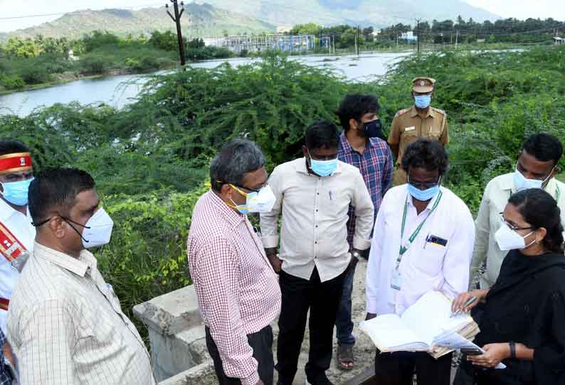 சேலத்தாம்பட்டி ஏரியில் இருந்து வெளியேறும் தண்ணீர் குடியிருப்பு பகுதிக்குள் புகுவதை தடுக்க நடவடிக்கை-கலெக்டர் கார்மேகம் தகவல்