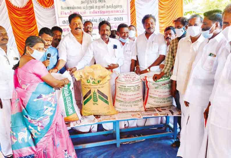 சீர்காழியில் குறுவை தொகுப்பு திட்டத்தில் விவசாயிகளுக்கு உரம் - பன்னீர்செல்வம் எம்.எல்.ஏ. வழங்கினார்